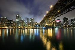 Il Granville Street Bridge di Vancouver (British Columbia, Canada) è un ponte a 8 corsie che fa parte della Highway 99, disteso sull'insenatura di False Creek a 27 metri di altezza ...