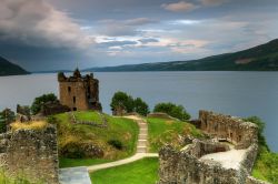 Lungo il percorso di trekking del sentiero "Great Glen Way" si incontra il famoso castello di Loch Ness - © elementals / Shutterstock.com
