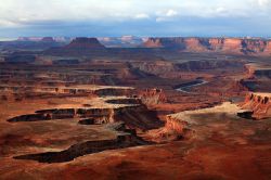 Il Canyonlands National Park è un Parco Nazionale dello Utah, USA, costituito da un ambiente semi-desertico in cui i fiumi Green River e Colorado hanno scavato spettacolari canyon. Nell'immagine ...