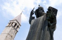 Spalato, Dalmazia, Croazia: la statua bronzea di Grgur Ninski, o Gregorio di Nona, fu realizzata da Ivan Meštrović e si trova nel parco subito fuori le mura, di fronte alla porta ...