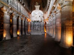 Grotta 16 delle Ajanta Caves: questo sito Unesco si trova nello stato del Maharashtra in India - © Rafal Cichawa / Shutterstock.com