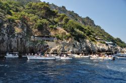 Grotta Azzurra: barche davanti all'ingresso, in attesa del loro turno