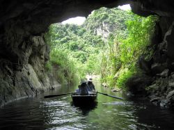 Grotta di Trang An, una barca di turisti: è una delle principali attrazioni della provincia di Ninh Binh, nella zona settentrionale del Vietnam. Negli ultimi anni, con la creazione di ...