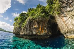 Grotta marina lungo le coste dell'isola di Tongatapu (Tonga) - © Michal Durinik / Shutterstock.com
