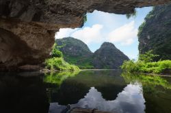Grotta a Tam Coc, Ninh Binh, Vietnam: il termine Tam Coc significa "tre grotte", le quali sono visitabili in barca con una gita di circa tre ore navigando sul fiume Ngo Dong - Foto ...