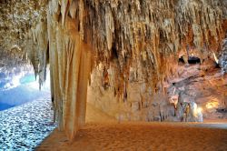 Grotte Egitto: le stalattiti della Djara Cave, dentro la Sala Grande - In collaborazione con I Viaggi di Maurizio Levi