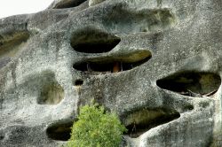 Grotte a Meteora, venivano usate dagli eremiti dei monasteri della Grecia - © Diletta Mercatali