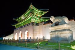 La porta di Gyeongbokgung di notte a Seoul, la capitale della Corea del Sud - © Kenneth Dedeu / Shutterstock.com