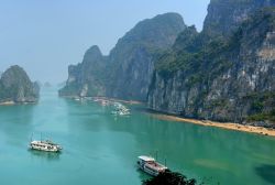 Ha Long Bay Vietnam, la magnifica spiaggia e le barche pronte ad accompagnare i turisti tra le isole calcaree e presso le numerose grotte di questa zona carsica costiera - © Disdero - Creative ...