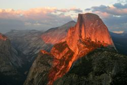 Half Dome al tramonto: la spettacolare montagna si trova all'interno della Yosemite Valley, nell'omonimo Parco Nazionale della California, negli  USA - © Dee Golden / Shutterstock.com ...