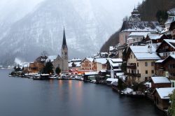 Hallstatt merita una visita anche in pieno inverno: non mancano di certo i paesaggi innevati lungo l'Halstatter see, uno dei laghi più emozionanti dell'Alta Austria - © THITI ...