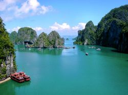 Halong Bay, la magica baiasi trova nel nord est del Vietnam, nel golfo del Tonchino - © Thierry Borie