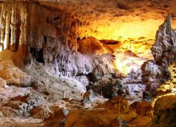 La baia di Halong, in Vietnam, è famosa per alcune spettacolari grotte, accessibili via mare. Segnaliamo la Grotta dei Tamburi (Hang Trong), la maggiore delle cavità e cioè ...