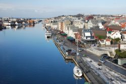 Città di Haugesund, Norvegia - La pesca delle aringhe non rappresenta più da tempo il motivo dominante dell'economia di Haugesund ma da sempre ne ha comunque caratterizzato ...