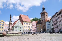 La piazza principale di Landsberg am Lech, Baviera, Germania. La città sorge all'incrocio di due vie romane: la via Claudia e quella del sale, opera del duca di Sassonia Enrico il ...