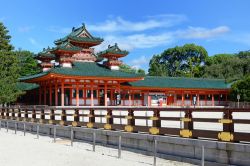 Santuario Heian a Kyoto, Giappone - Edificato nel 1895 in occasione dei 1100 anni di fondazione della città di Kyoto, il santuario di Heian è dedicato agli imperatori Kammu e Komei. ...