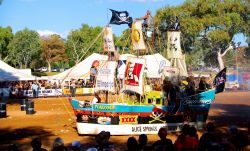 Henley On Todd Regatta, la grottesca regata nel fiume senza acqua - Il Todd River infatti risulta secco durante l'inverno e sul letto del fiume di Alice Springs viene svolta la regata più ...