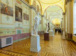 La collezione dello State Hermitage Museum di San Pietroburgo raccoglie oltre tre milioni di opere provenienti da tutto il mondo, tra pitture, disegni, sculture (vedi foto), ritrovamenti archeologici ...