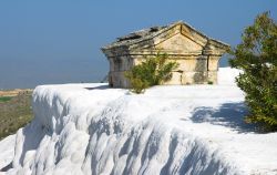 Hierapolis: le rovine greco-romaniche della necropoli sono inglobate nelle concrezioni calcaree di Pamukkale, il sito particolare della Turchia centro-occidentale - © cartela / Shutterstock.com ...