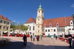 Hlavne nam, piazza principale di Bratislava - Un tempo centro e mercato principale della capitale slovacca, Hlavne nam ancora oggi è capace di attirare l'attenzione di cittadini e ...
