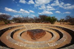 Hoba il meteorite è il piu grande del mondo e si trova nel nord della Namibia. Quando fu scoperto pesava ben 66 tonnellate e si rinunciò a traportarlo, scavandoci attorno una sorta ...