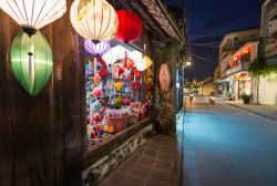 Hoi An: un negozio di  lanterne di seta, il prodotto tipico di questo villaggio storico del Vietnam - © Konstantin Yolshin / Shutterstock.com
