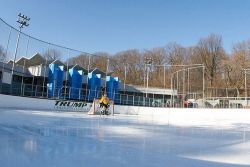 Trump Ice Rink a New York CIty, Stati Uniti. In attesa della partita di hockey sul ghiaccio al Trump Ice Rink di Central Park
