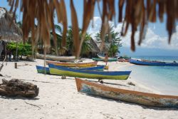 Cayos Cochinos a Roatan, Honduras - Due isole e una decina di isolotti corallini a circa 30 km a nord est di La Ceiba costituiscono le Cayos Cochinos, gruppo insulare della costa settentrionale ...