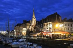 Honfleur il vecchio porto di notte  - © vvoe / Shutterstock.com