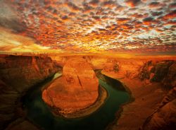Horse Shoe Band, il fiume Colorado ha creato questo incredibile meandro fossile, a monte del Grand Canyon degli USA - © Galyna Andrushko / Shutterstock.com