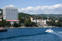 L'Hotel Ambasador, a 5 stelle, è tra i più prestigiosi di Opatija (Croazia), con servizi all'avanguardia e ristoranti di lusso - © Ziga Cetrtic / Shutterstock.com ...