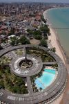 Hotel circolare (Tropical Tambau Hotel) sulla costa di Joao Pessoa, la spiaggia del nord est del Brasile - © casadaphoto / Shutterstock.com