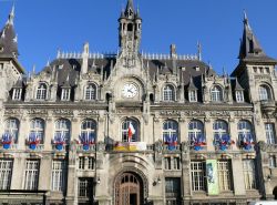 Hotel de ville, il Municipio di Charleville-Mezieres. Si trova nel cuore di Mezieres - ©  MOSSOT- CC BY-SA 3.0 - Wikimedia Commons.