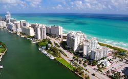 Hotel e palazzi a Miami Beach, Florida: le acque turchesi dell'Oceano Atlantico da un lato e quelle più scure della Bizcayne Bay dall'altro; in mezzo sorge la città di ...