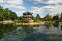 Hyangwon jeong all'interno del Compleso del Palazzo di Gyeongbokgung a Seoul in Korea - © yabu / Shutterstock.com