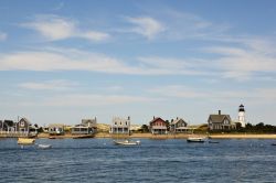 Hyannis fotografata dal mare. Si tratta del porto principale di Cape Cod, negli USA orientali - © mamahoohooba / Shutterstock.com