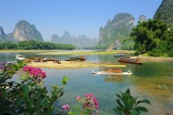 I Karst di Yangshuo, ovvero le montagne particolari della regione di Guilin in Cina - © asharkyu / Shutterstock.com