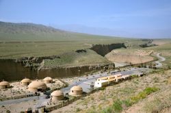 I Luoghi dove inizia la Grande Muraglia Cinese. Siamo in corrispondenza delle Lai River Gorges, le gole del fiume Lai a pochi chilometri ad ovest di Jiayuguan - © suronin / Shutterstock.com ...