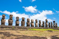 I Moais in Ahu Tongariki a Rapa Nui: ci troviamo sulla solitaria Isola Pasqua al largo delle coste del Cile - © Alberto Loyo / Shutterstock.com