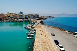 I colori del mare a Heraklion, Creta - Le acque cristalline del Mar Mediterraneo, che lambisce l'isola greca di Creta, assumono tutte le sfumature del verde e del blu © Milana Tkachenko ...