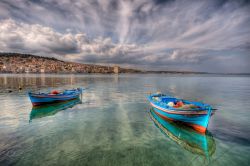 I colori del mare di Lesvos: ci troviamo nel Mar Egeo settentrionale, in Grecia, ma apochissimi chilometri dalla Turchia. L'isola di Lesbo è famosa soprattutto per avere dato i natali ...