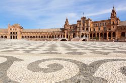 La Piazza di Spagna, cuore pulsante di Siviglia, assomiglia a una grande scacchiera decorata da motivi geometrici, come un grande mosaico a cielo aperto che racconta la storia del paese e del ...