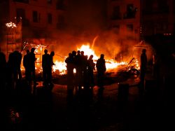 I fuochi di Las Fallas rischiarano la notte del 18 marzo a Valencia in Spagna - © Nathan B Dappen / Shutterstock.com