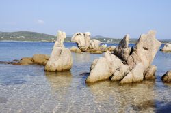 I graniti scolpiti dal mare e dal vento lungo le spiagge di porto Vecchio Corsica. La spiaggia sembra quasi diventare un museo all'aperto - © Souchon Yves / Shutterstock.com