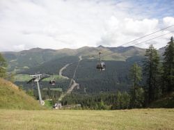 Il 29 novembre 2014, alla riapertura della stagione sciistica, il comprensorio di Sesto - Alta Pusteria potrà avvalersi di due nuovi impianti di risalita. Sullo sfondo, il tracciato quasi ...