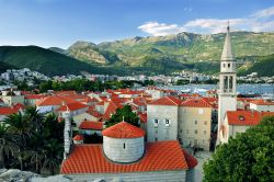 I tetti rossi di Budva, la città d'origini veneziane del Montenegro  - © surowa / Shutterstock.com