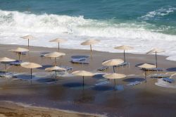 Icaria Grecia: una spiaggia attrezzata - © Portokalis / Shutterstock.com