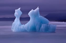 Un Iceberg nel lago Jokulsarlon, in Islanda. ...