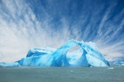 Iceberg sul lago del ghiacciaio Perito Moreno: ci troviamo ad El Calafate, in Patagonia (Argentina) all'interno del Parco Nazionale di Los Glaciers - © Pablo H Caridad / Shutterstock.com ...