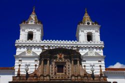 La Chiesa di San Francesco, sull'omonima piazza, è la piu antica di Quito, capitale dell'Ecuador: venne costruita tra il 1534 e il 1650 - © onedrop / Shutterstock.com